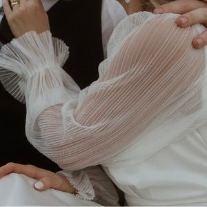 Detachable wedding dress sleeves